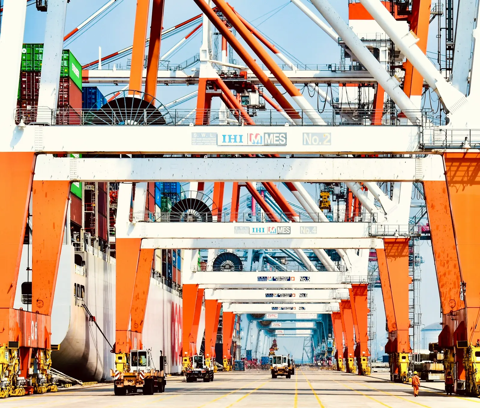 Grúas pórtico de color naranja alineadas en un terminal de contenedores